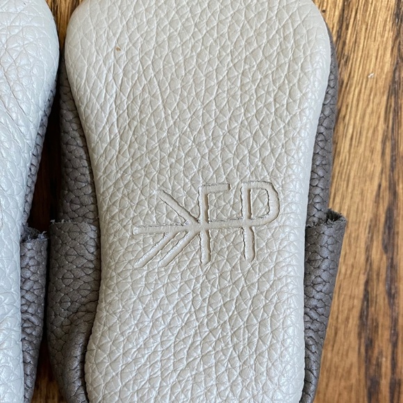 Charcoal grey leather Freshly Picked moccasins, size 2. New without tags. - Picture 8 of 9